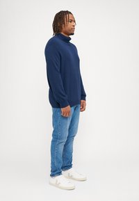 Jack & Jones JJEEMIL ROLL NECK - Pulóver - navy