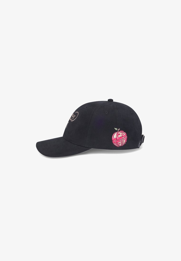 Casquette de baseball noire avec une visière incurvée, une sangle réglable et un motif de pomme brodé en rose avec texte sur le côté.
