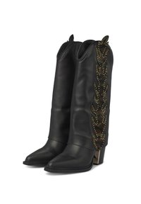 Botas de vaquero de cuero negro con puntas afiladas, adornadas con un patrón de hojas en camuflaje oscuro y acentos de tachuelas en los lados. Tacones metálicos cuadrados.
