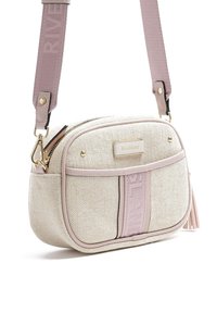 Borsa a tracolla in tessuto beige con una tracolla rosa liscia. Dotata di chiusura con cerniera, dettagli in oro e un accento rosa testurizzato sulla parte anteriore.