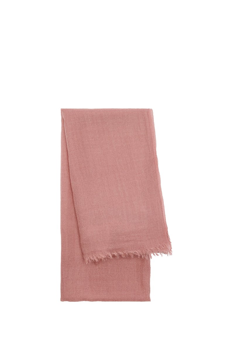 Miękki różowy szalik wykonany z lekkiego materiału, z surowym frędzlem, gładką fakturą i prostokątnym kształtem, bez wzorów.