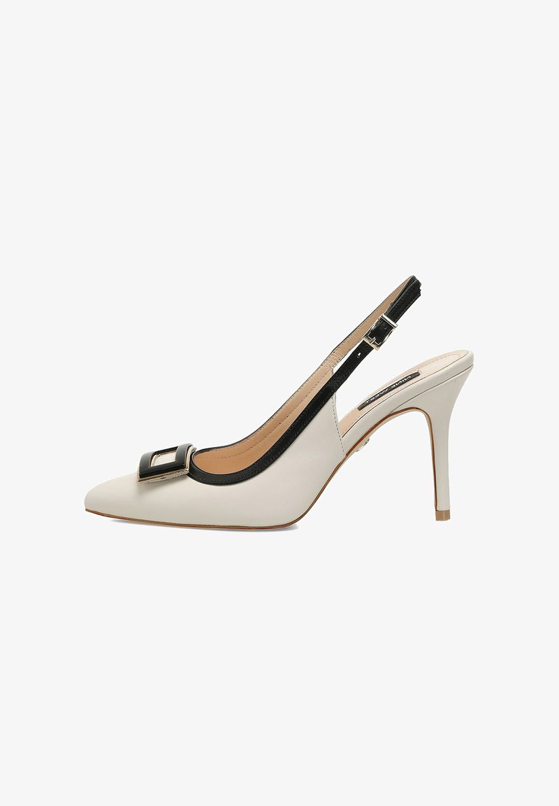 Décolleté slingback bianca in pelle con punta affilata, caratterizzata da un accento nero attorno all'apertura e un dettaglio con fibbia quadrata sulla tomaia.