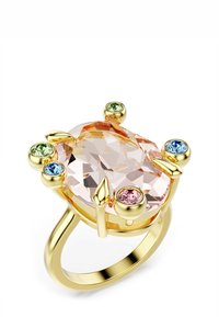 Guldring med en stor, oval ferskenfarvet sten i midten, omgivet af fem mindre farvede sten i grønne, blå og lyserøde indfatninger.