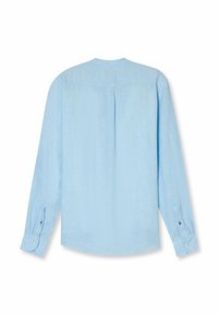 Lichtblauwe longsleeve shirt van gestructureerde stof, met een rugplooitje en knoopmanchetten. Glad afgewerkt zonder zichtbare patronen.