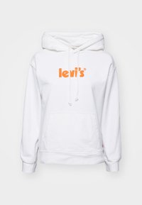 Vit huvtröja med en känguruficka, prydd med en orange "levi's" logotyp på bröstet och snoddar på luvan. Mjukt tyg.