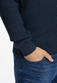 Lindbergh O-NECK STRUCTURE - Tröja med dragkedja - navy