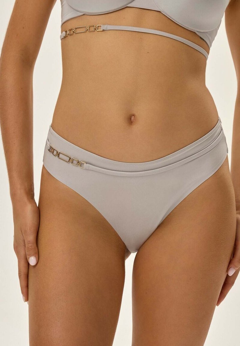 Szare bikini dolne z gładkiego materiału, z szerokim pasem i złotymi detalami po bokach, tworzącymi dopasowany krój.