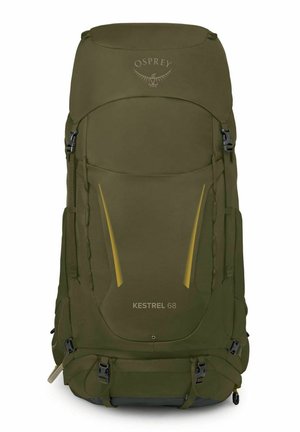 Mochila grande de senderismo de color verde oliva con múltiples hebillas, bolsillos laterales y marca "Osprey Kestrel 68" en el panel frontal.