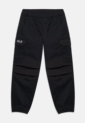 Czarne spodnie typu cargo z elastycznym pasem i mankietami, boczne kieszenie z patkami oraz logo Jack Wolfskin na lewej klapce kieszeni, położone płasko na białym tle.