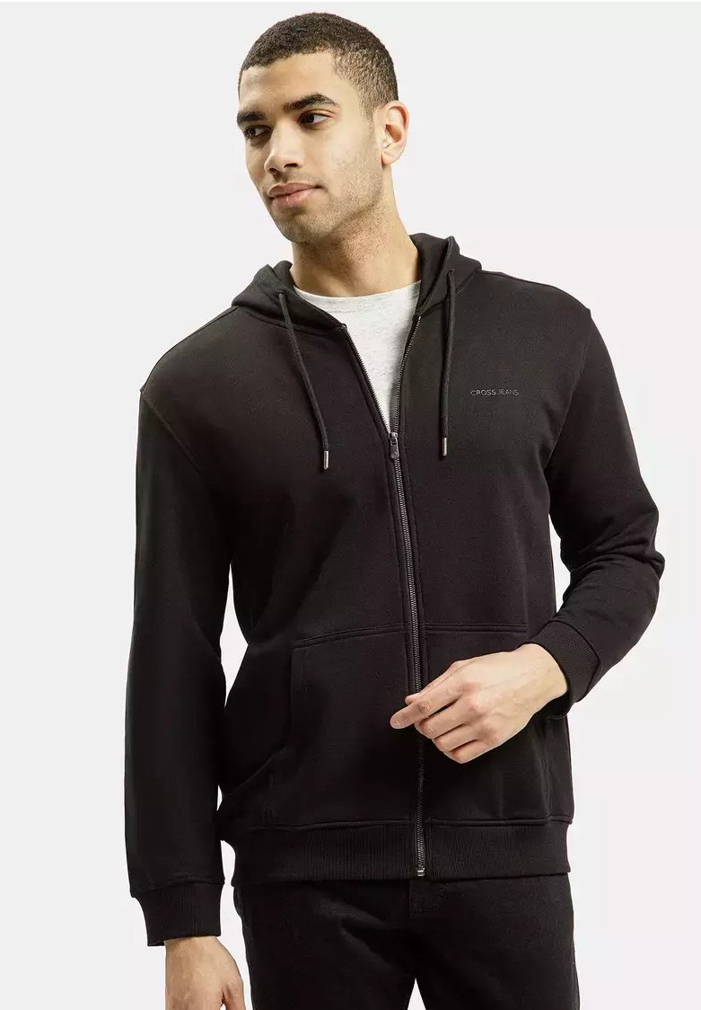 Czarna hoodie na zamek wykonana z miękkiego materiału, z przednią kieszenią i regulowanym kapturem na sznurku. Prosty design z delikatnym logo.