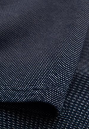 Laivansinisellä kankaalla on teksturoitu kuvio, jossa on pieniä valkoisia pisteitä. Materiaali näyttää kestävältä ja tiheästi kudotulta, ja siinä on sileä pinta.