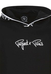 Sudadera negra con logo bordado en blanco "Project x Paris." Presenta una capucha con cordón y un ribete de contraste alrededor del escote. Textura suave.
