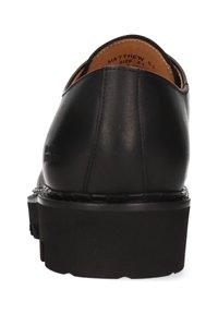 Scarpa nera in pelle con tacco arrotondato e superficie testurizzata. Presenta un design cucito e una suola nera solida. Taglia indicata all'interno.