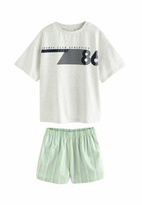 Grijze T-shirt met korte mouwen met "SPORTS CLUB ATHLETICS 1986" in marineblauw bedrukt. Lichte groene shorts met verticale strepen in blauw en wit.