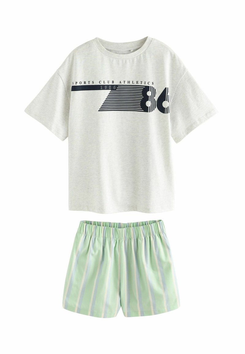 Grijze T-shirt met korte mouwen met "SPORTS CLUB ATHLETICS 1986" in marineblauw bedrukt. Lichte groene shorts met verticale strepen in blauw en wit.