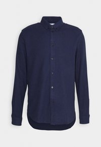 Camisa de manga larga azul marino, con botones en el cuello y dobladillo curvado, exhibida sobre un fondo blanco liso.