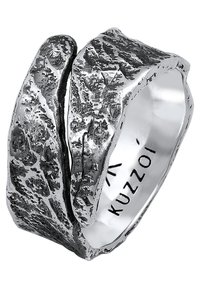 Hopeinen sormus, jossa on teksturoitu ja epäsäännöllinen muotoilu, jossa on kaksi punoutunutta nauhaa. Pinta on kiillotettu ja siinä on kontrastiva matta viimeistely.