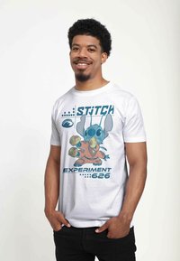 Biała bawełniana koszulka z grafiką Stitche'a z filmu Lilo i Stitch, z napisem "STITCH EXPERIMENT 626" w niebieskim i czarnym kolorze.