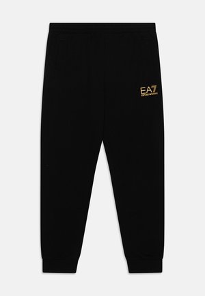 Zwarte joggingsbroek met elastische boorden, zijzakken en een klein gouden "EA7 Emporio Armani" logo op het bovenste deel van de linker dij.