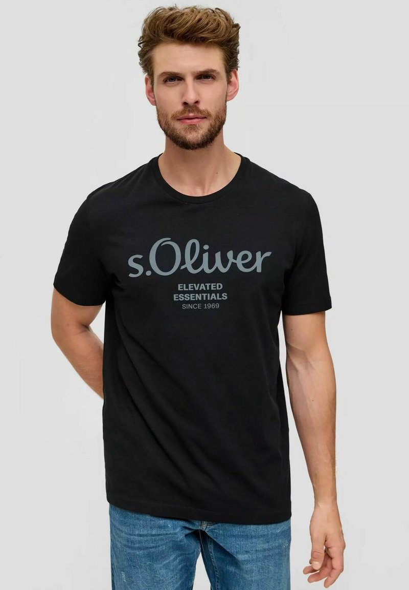 Schwarzes Baumwoll-T-Shirt mit Rundhalsausschnitt und kurzen Ärmeln, das ein graues bedrucktes Logo und Text auf der Vorderseite zeigt. Lässige Passform.