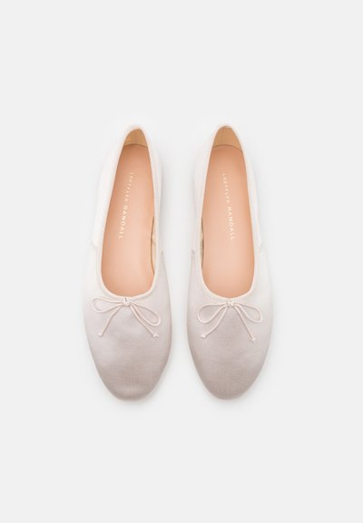 Lys beige ballet flats med en glat stofoverdel, rund tå og en dekorativ sløjfe i midten. Enkel, minimalistisk design.
