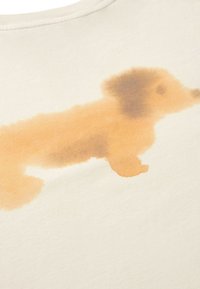 Vervaagd aquarel schilderij van een kleine hond met lichtbruine en oranje tinten op beige stof.