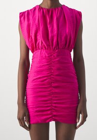 Vestido mini fucsia con escote fruncido, mangas abullonadas y detalles fruncidos a lo largo del cuerpo, hecho de una tela ligera y texturizada.