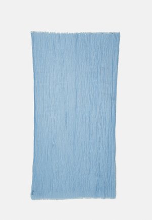 Tissu rectangulaire bleu clair avec une texture froissée sur un fond blanc uni.