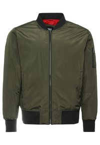Giacca bomber verde oliva con zip frontale, polsi e colletto a coste neri e fodera interna rossa brillante. Presenta una tasca con zip laterale.