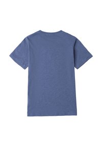 Camiseta de manga corta en azul claro, hecha de algodón suave. Presenta un cuello redondo clásico y un diseño liso, sin adornos.