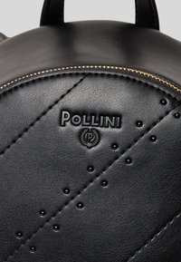 Zaino in pelle nera con design trapuntato, logo 'Pollini' impresso, zip dorata e accenti di borchie decorative. Texture liscia.