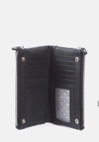 Svart läderplånbok med dragkedjestängning, flera kortfack, ett transparent ID-fönster och en mönstrad inredning.