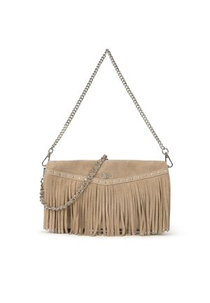 Pochette en daim beige avec de longs détails en franges et une bandoulière en chaîne argentée, ornée de petits clous le long du bord supérieur et d'un logo "B" en métal.