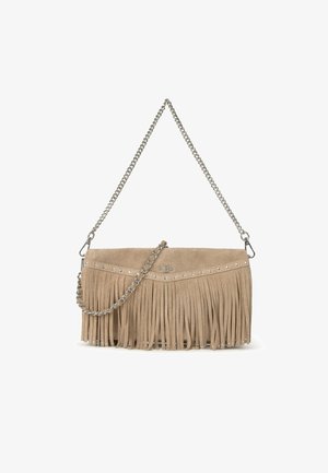 Pochette en daim beige avec de longs détails en franges et une bandoulière en chaîne argentée, ornée de petits clous le long du bord supérieur et d'un logo "B" en métal.