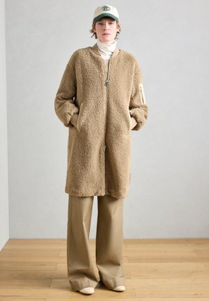 COAT CURLY PATCHED DETAILS - Talvemantel - dusty earth