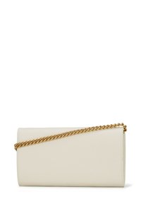 Bílá kůže kabelka na večer s texturovaným povrchem, zdobená zlatým řetízkem a elegantním obdélníkovým tvarem. Bez viditelných log nebo vzorů.
