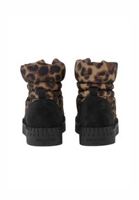 Botas de estampado de leopardo marrón y negro con un acabado texturizado y suela de goma negra, que presentan un diseño arrugado y lengüetas para facilitar el calzado.
