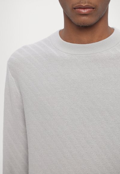 Hellgrauer gestrickter Pullover mit strukturiertem, diagonalem Muster und runden Rippenhalsausschnitt, der eine lässige Passform präsentiert.