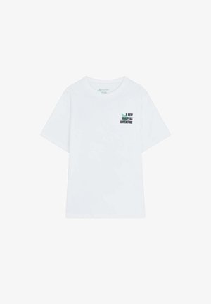 Camiseta blanca de manga corta hecha de algodón, con un diseño impreso que lleva el texto "UNA NUEVA AVENTURA SCALPERS" en negro y verde.