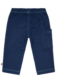 Donkerblauwe kinderbroek met een elastische tailleband, groene stiksels en een zijzak. Gemaakt van een gestructureerd denimachtig materiaal.