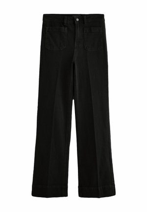 Pantaloni in denim neri a gamba larga con chiusura a bottone, passanti per cintura e due tasche posteriori. Presentano una finitura pulita e una trama di tessuto resistente.