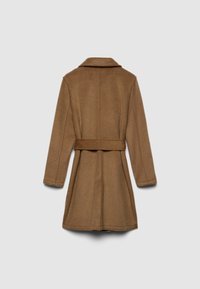 Cappotto di lana marrone con vita regolabile, maniche lunghe, colletto a punte e texture liscia. La vista dal retro mostra un design su misura e una lunghezza media.