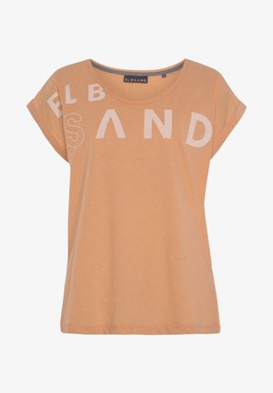T-shirt orange clair à manches courtes retroussées avec les lettres blanches "ELBSAND" sur la poitrine supérieure et les épaules.