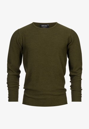 Olivovo zelený pletený sveter s okrúhlym výstrihom, dlhými rukávmi, textúrovanou tkaninou a rovnými okrajmi. Štítky sú viditeľné na výstrihu.