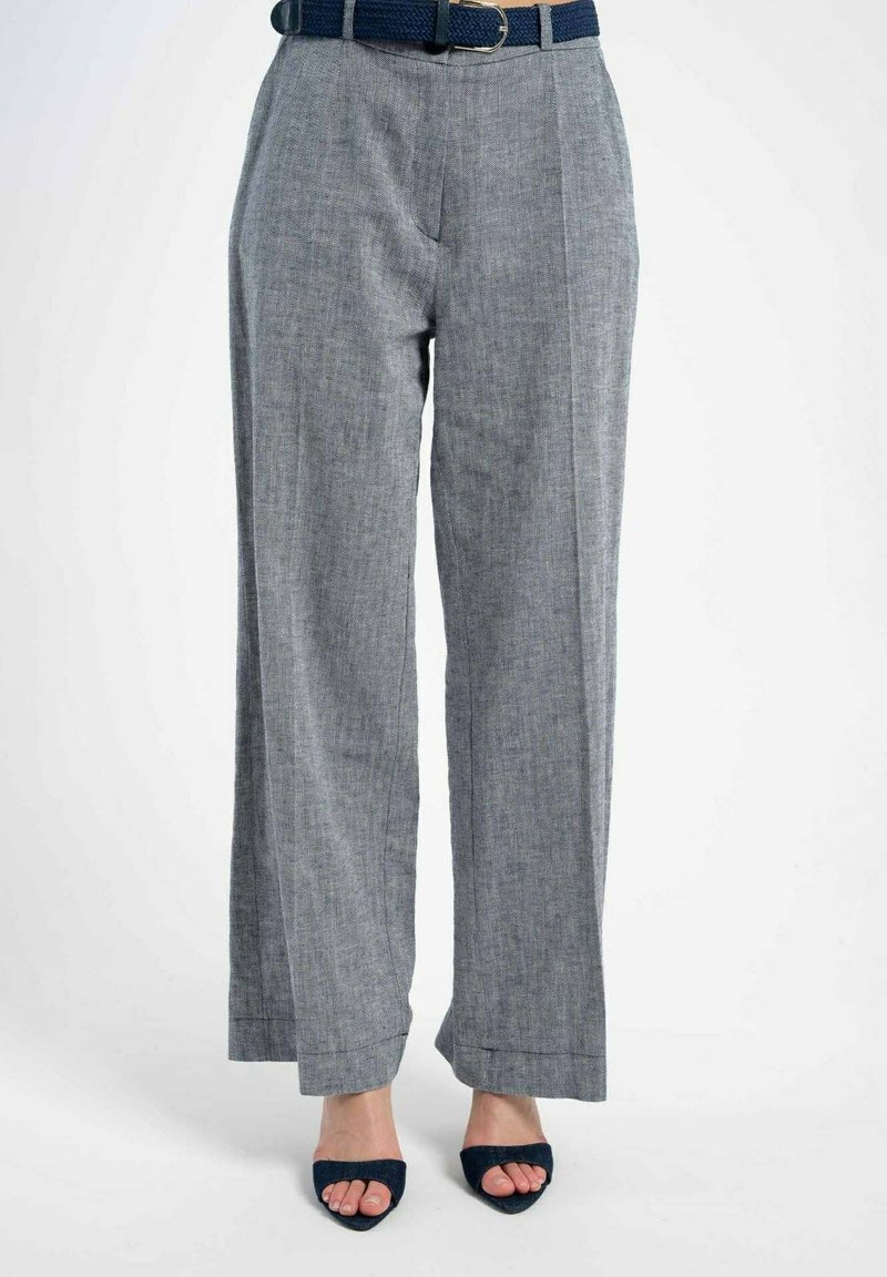 Szare, szerokie spodnie z subtelnym wzorem w kratę, z suwakiem i plisami z przodu. Połączone z wąskim, teksturowanym granatowym paskiem.