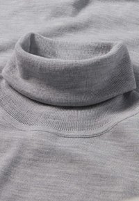 Hellgrauer, gestrickter Rollkragenpullover mit umgeschlagenem Kragen und sichtbarer feiner Rippstruktur.