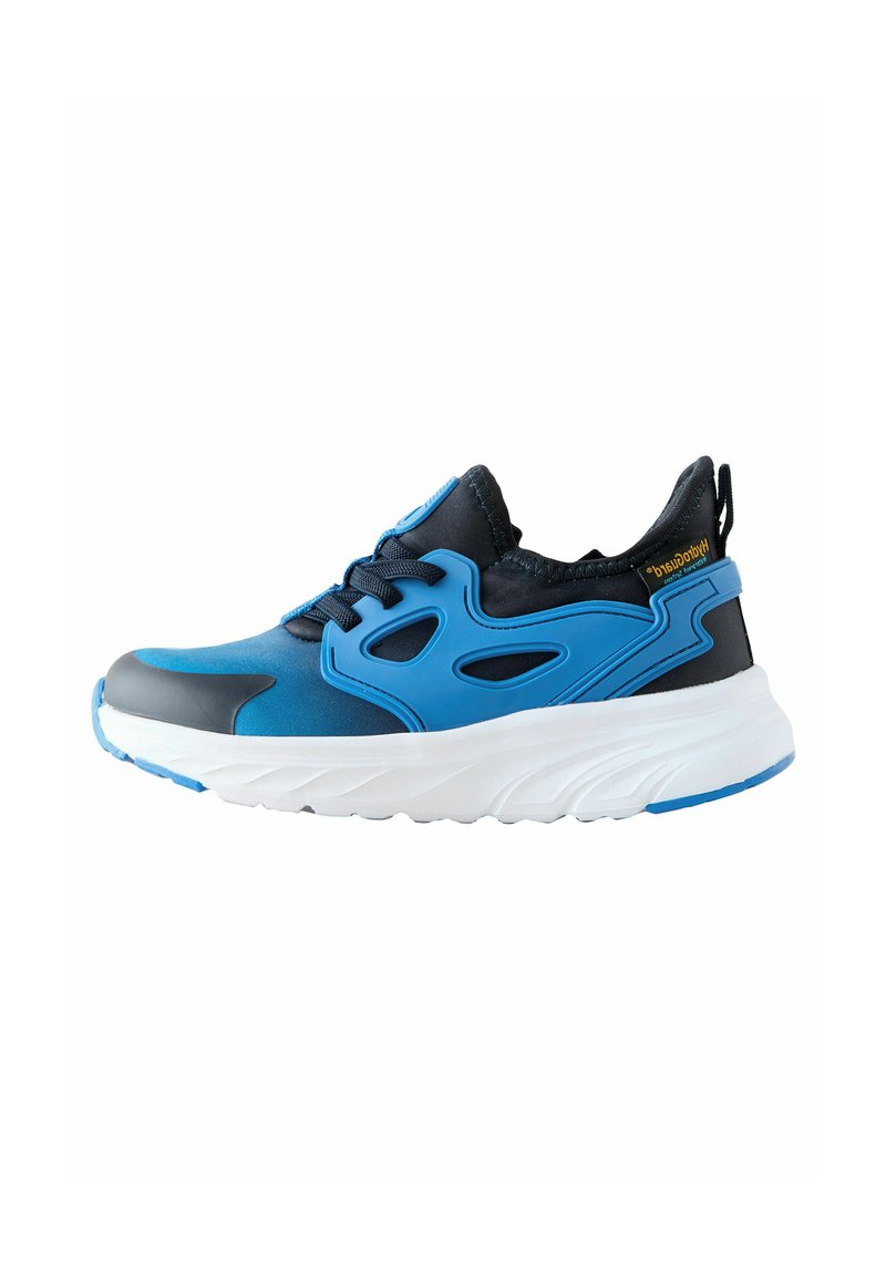 Baskets de sport bleues avec une tige synthétique lisse, des accents bleu marine foncé, une semelle blanche et un design découpé distinctif sur les côtés.
