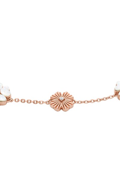 Delikat armbånd med rosaguldkæde, blomsteragtige motiver og hvide accenter; den centrale blomst har et tekstureret design med en lille ædelsten.