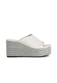 Sandales à talons compensés blanches ouvertes avec une plateforme argentée chunky tressée. Dessus lisse au design épuré avec un détail texturé au talon.