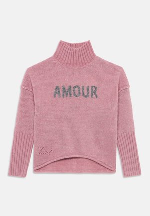 Rosa strikket genser med høy hals, med teksten "AMOUR" i grått, ribbede mansjetter og en litt cropped design med avrundet kant.